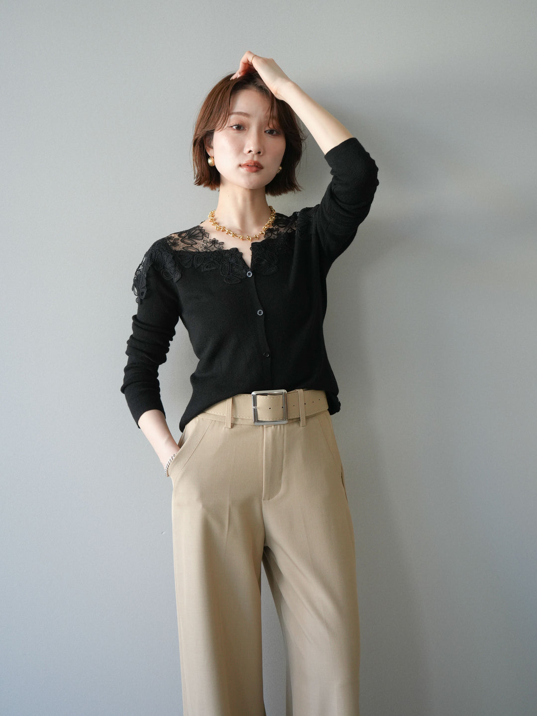 【套裝】肩部蕾絲針織開襟衫+銀色搭扣垂褶闊腿褲（兩件套）