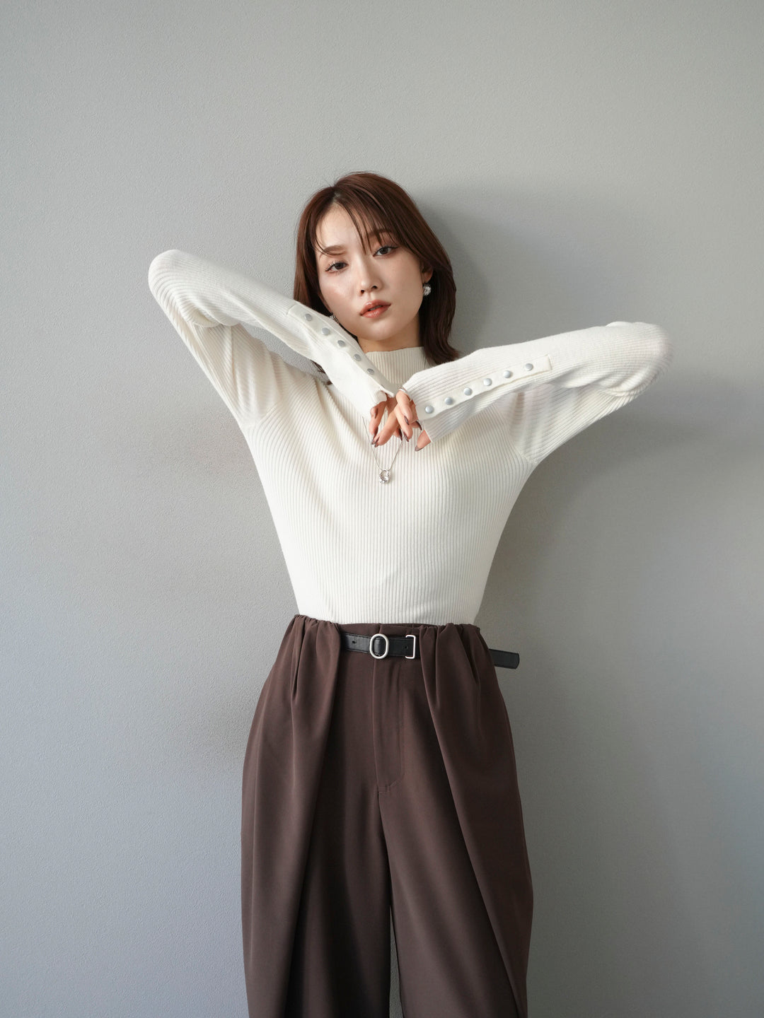 [予約]袖ボタンボトルネックリブニットトップス/アイボリー