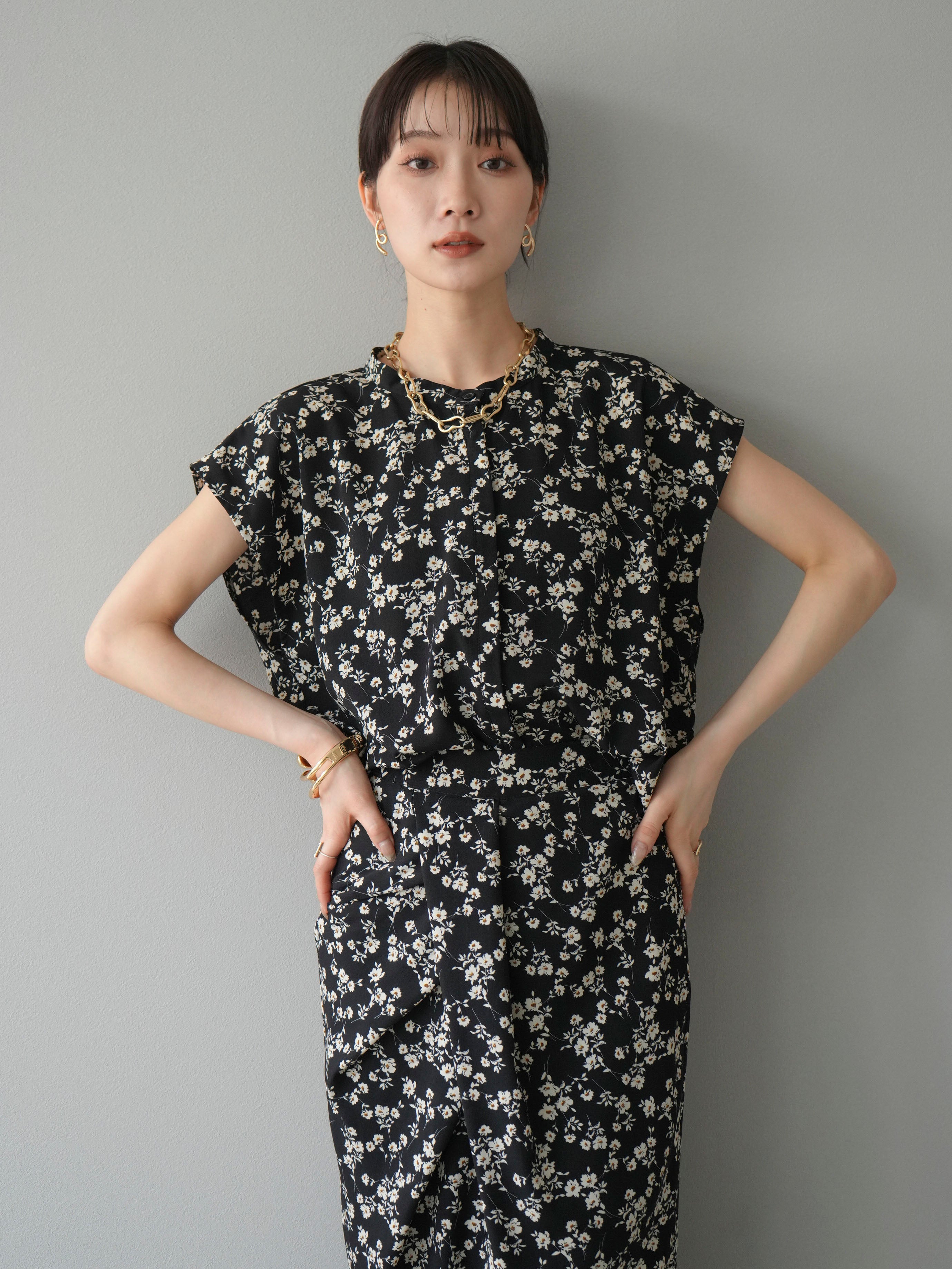 予約]フラワープリントフレンチスリーブブラウス/ブラック – Lumier