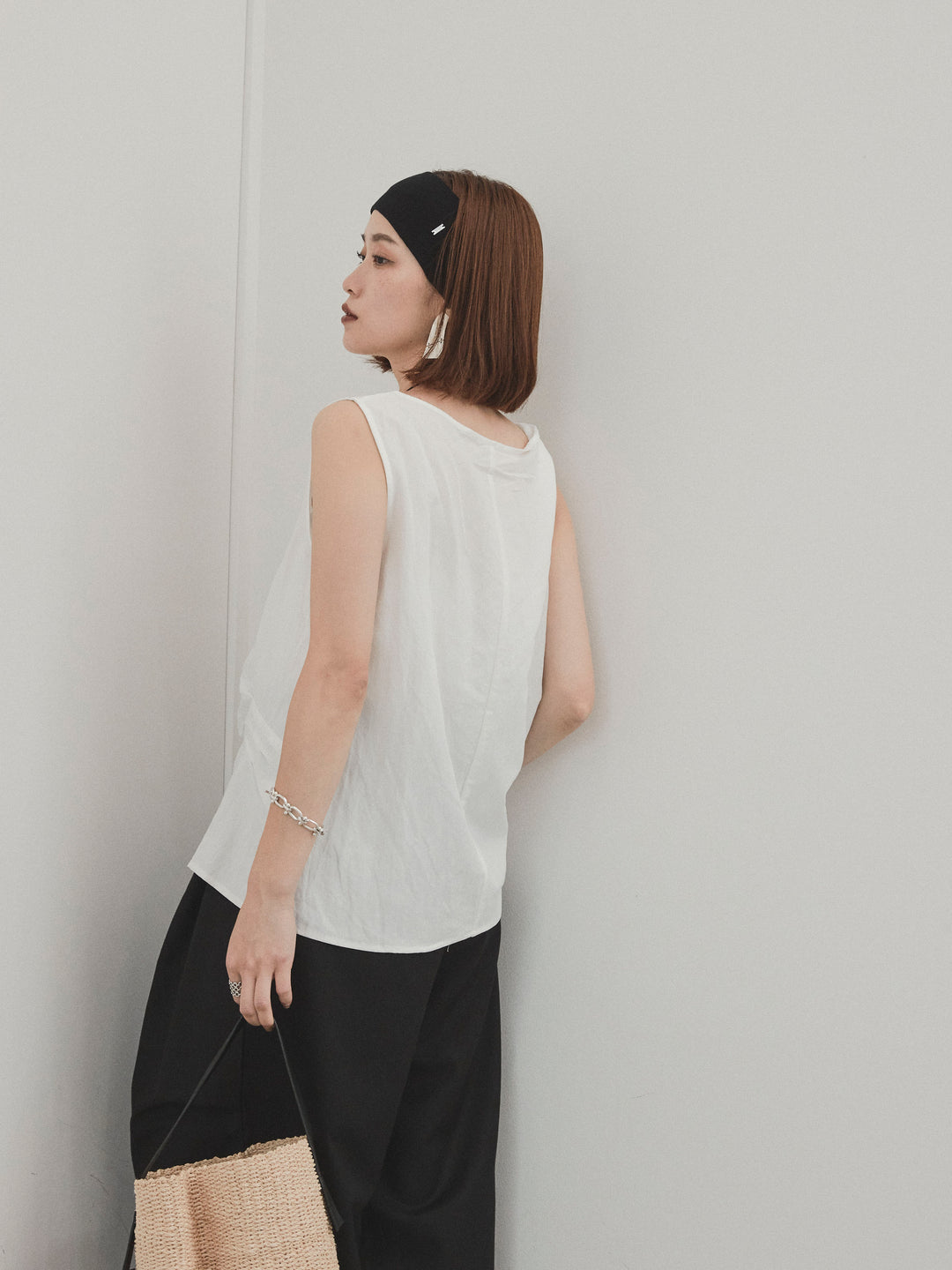 [予約]レザーネックレス付ツイストノースリブラウス/アイボリー