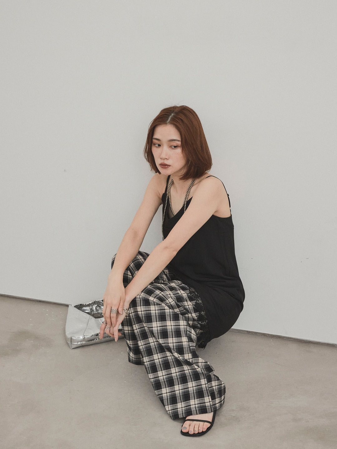 [SET] 蕾絲下擺吊帶迷你洋裝 + 格紋寬褲 (2 件套)