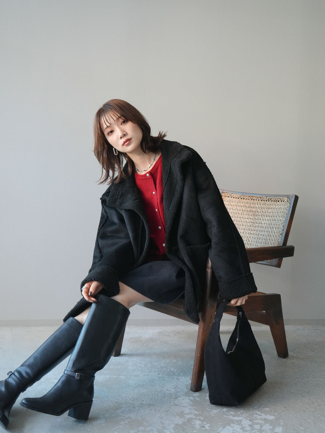 [予約]スタンドネックフェイクムートンミディアムコート/black