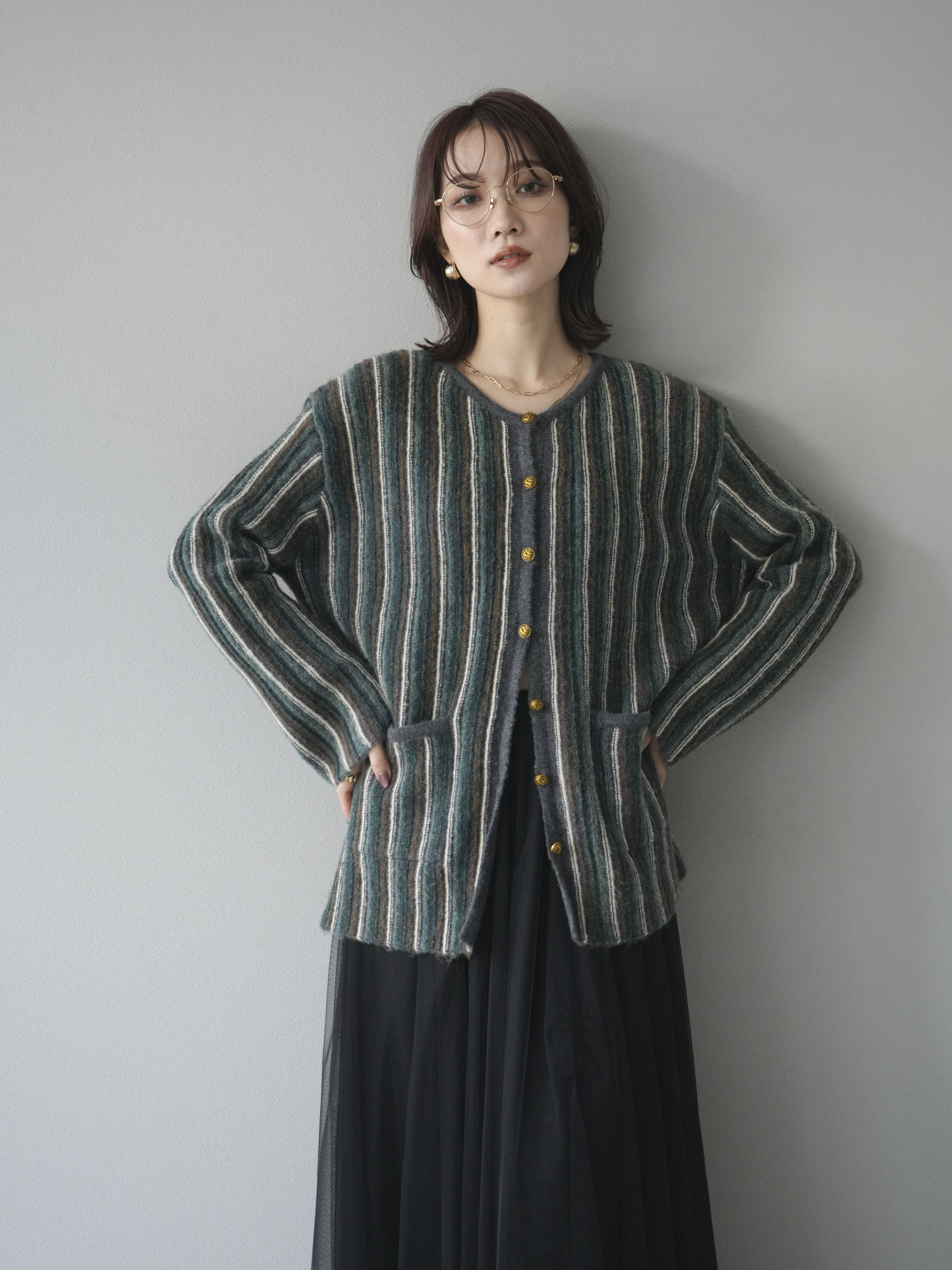 予約]アンティークボタンストライプニットカーディガン/charcoal – Lumier