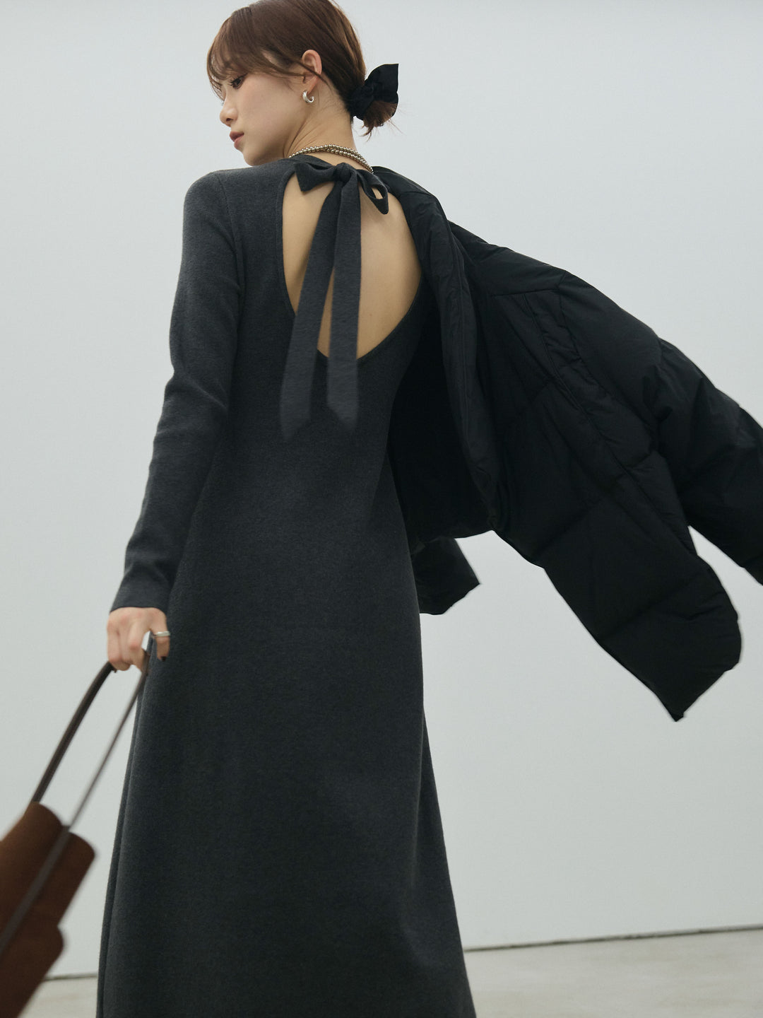 【Allure】[SET]バックオープンニットワンピース+スタンドカラーダウンジャケット(2set)