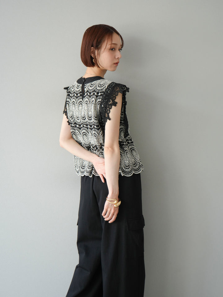 [SET] 扇貝刺繡蕾絲上衣 + 腰線側袋運動褲（2 組）