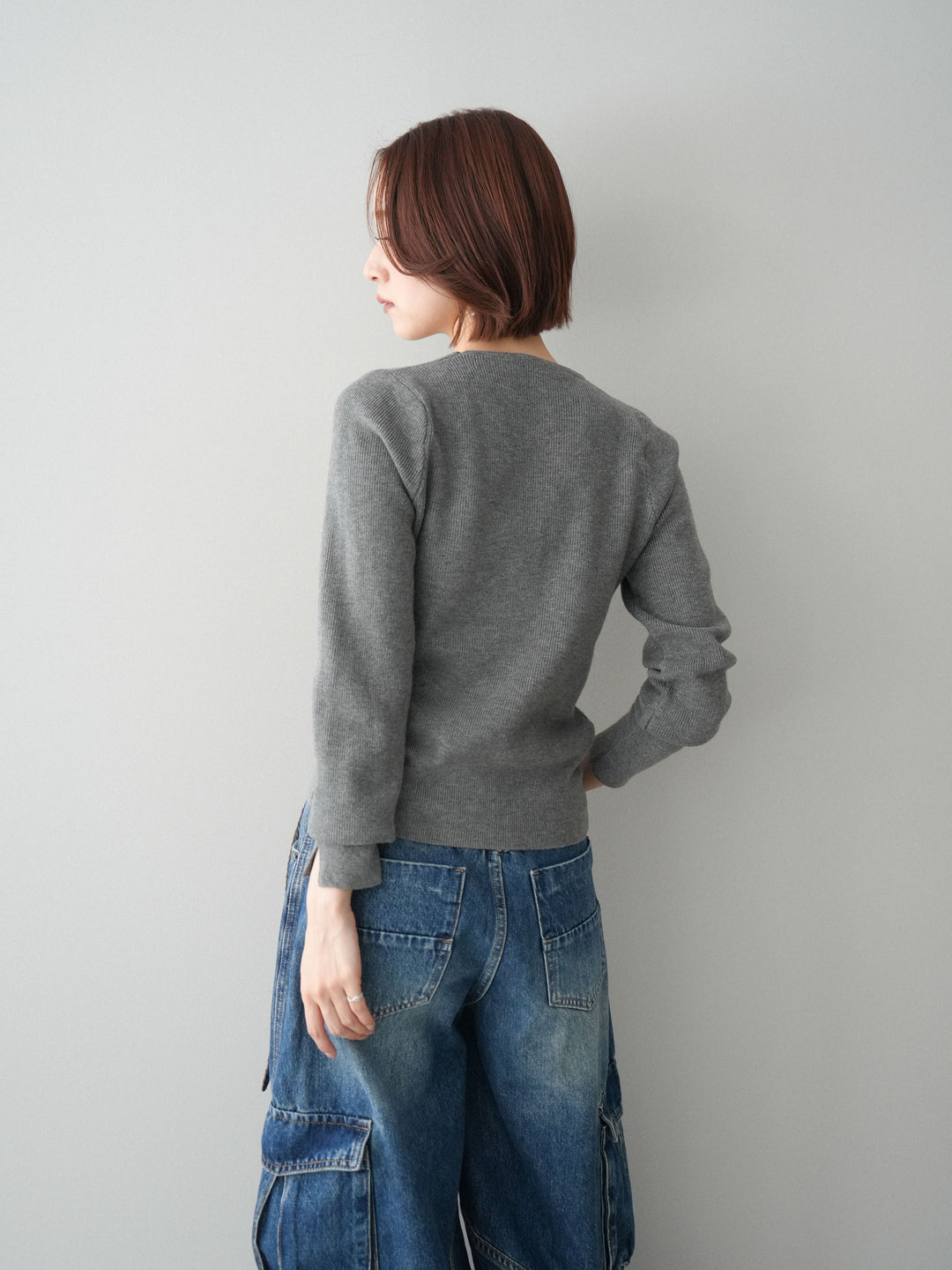 [予約]クロスデザインネックシルバーボタンニット/gray