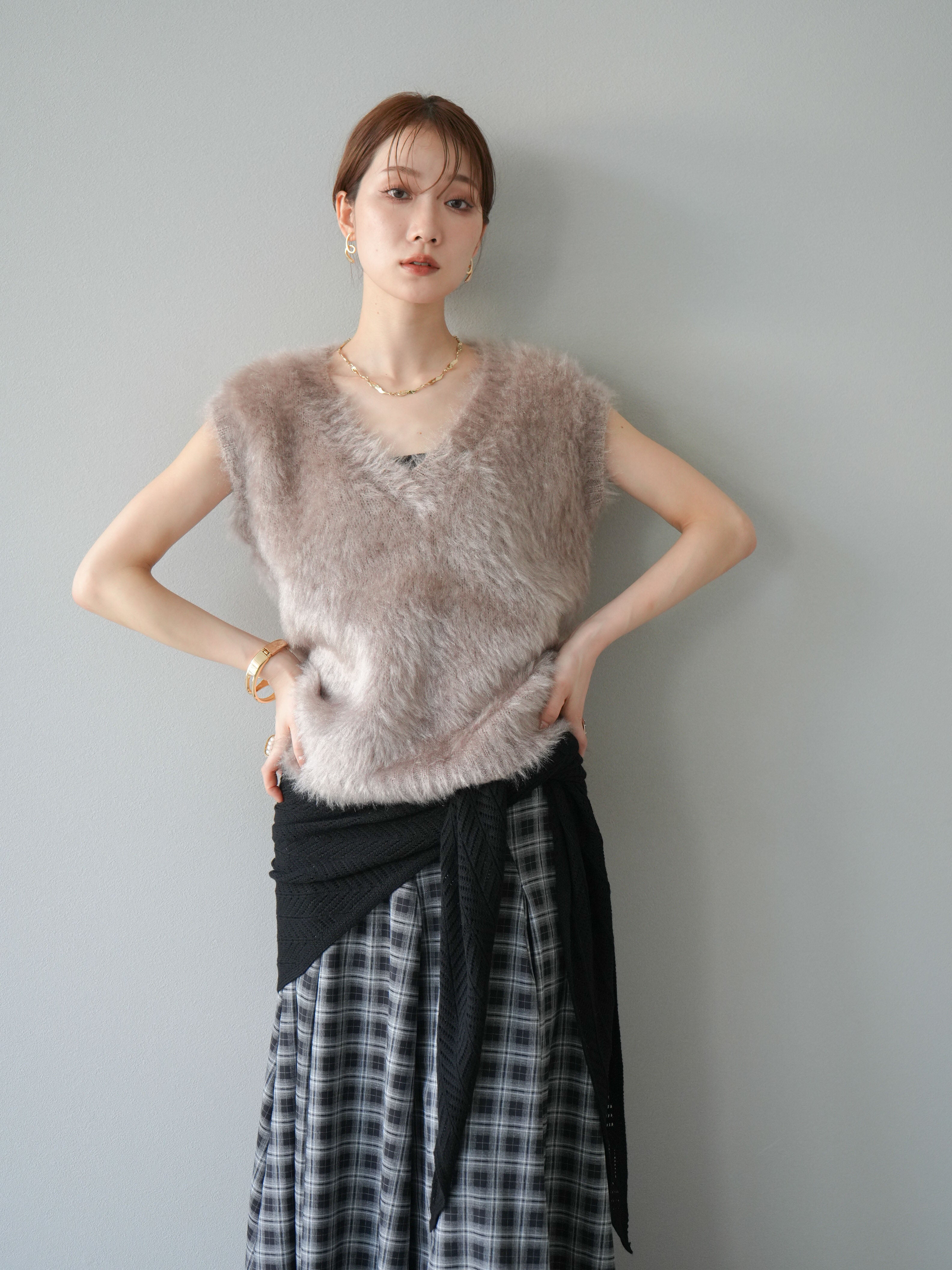 予約]ラメシャギーVネックニットベスト/グレージュ – Lumier