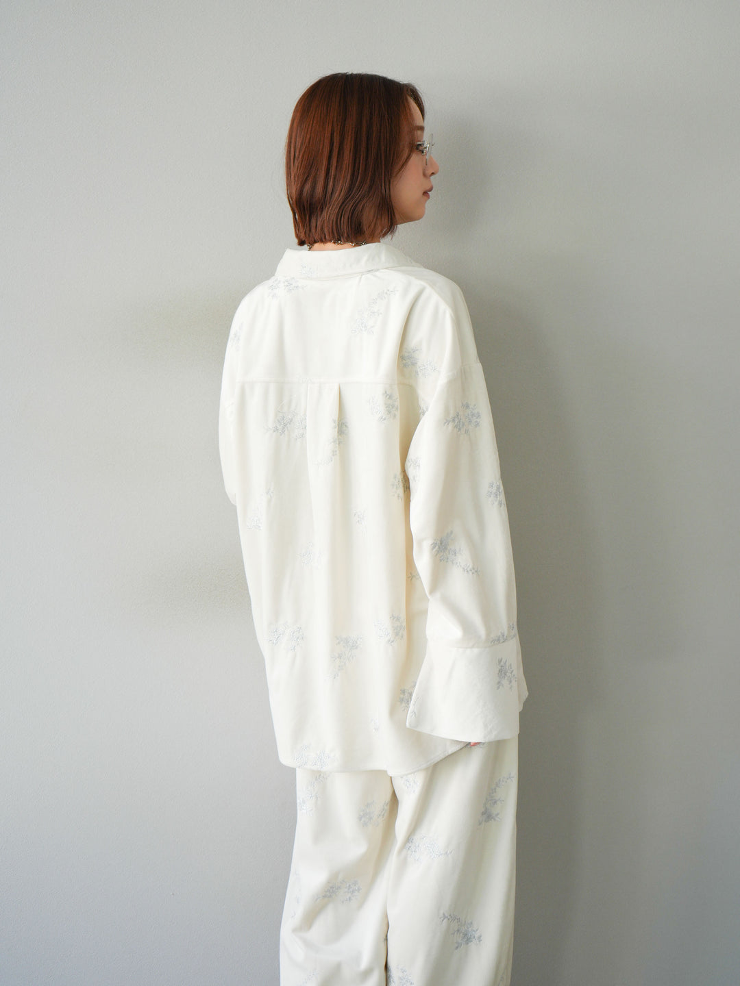 [予約]ベロアフラワーエンブロイダリーシャツ/エクリュ