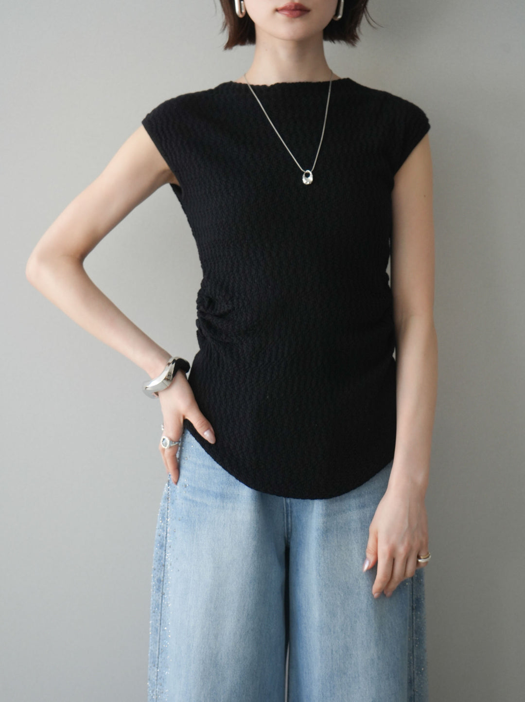 [予約]サイドシャーリングボトルネックノースリーブニットプルオーバー/black