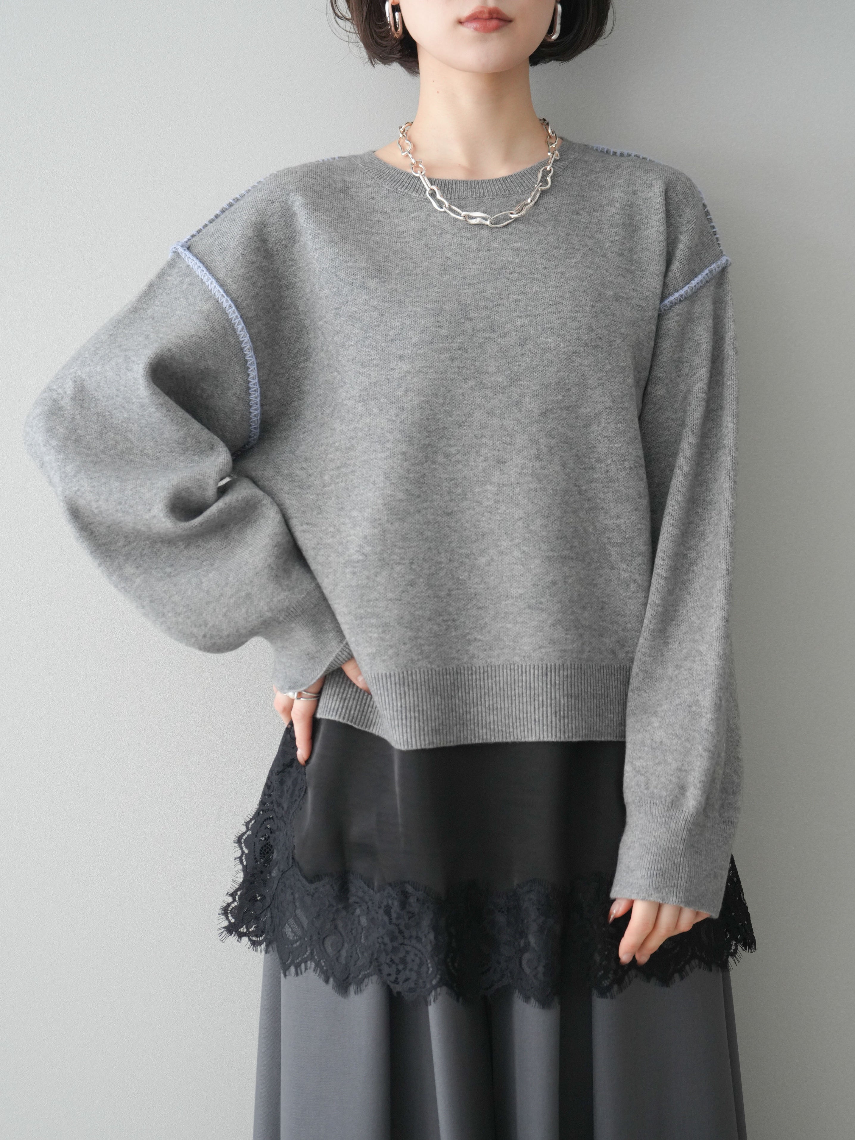 予約]バックロゴ刺繍配色ステッチニットプルオーバー/gray – Lumier