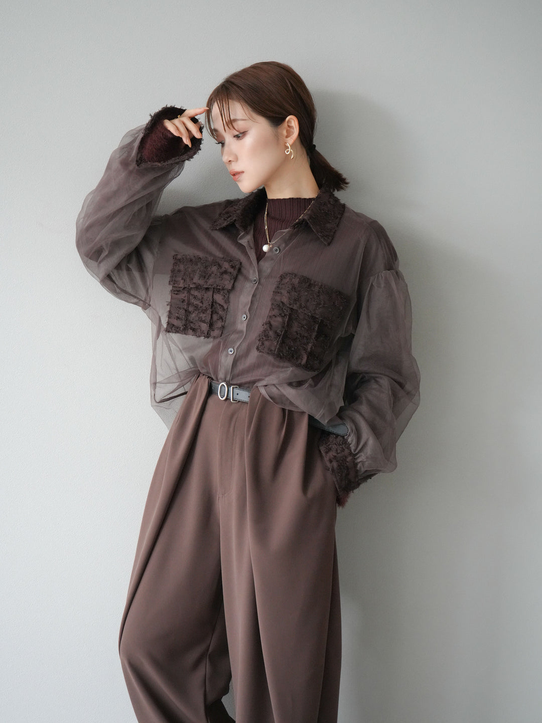 [SET]フリンジジャガード×チュールレイヤードシャツ+アームシャギーランダムリブニットトップス+ベルト付タックワイドパンツ(3set)