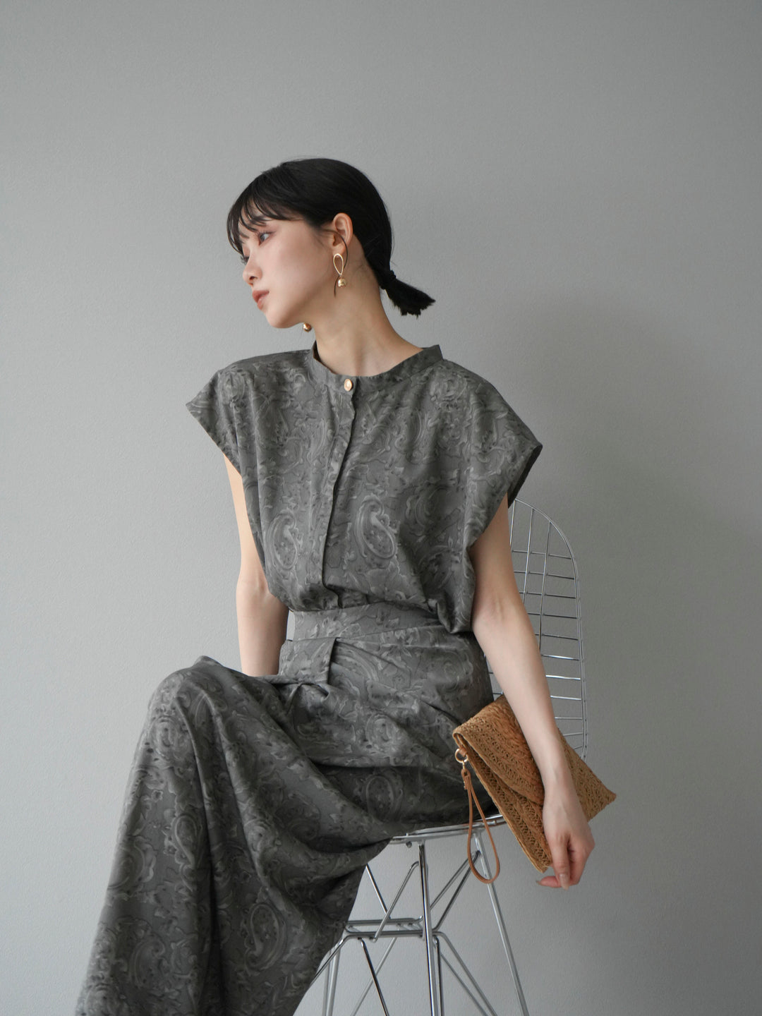 [予約]ペイズリープリントゴールドボタンブラウス/グレー