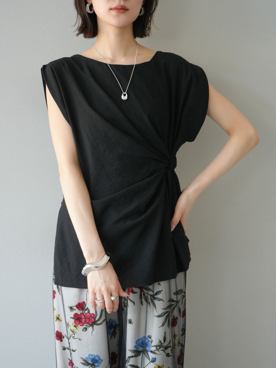 [SET] 側扭法式上衣+植物圖案休閒褲+繩繡薄紗疊穿褲（3件套裝）