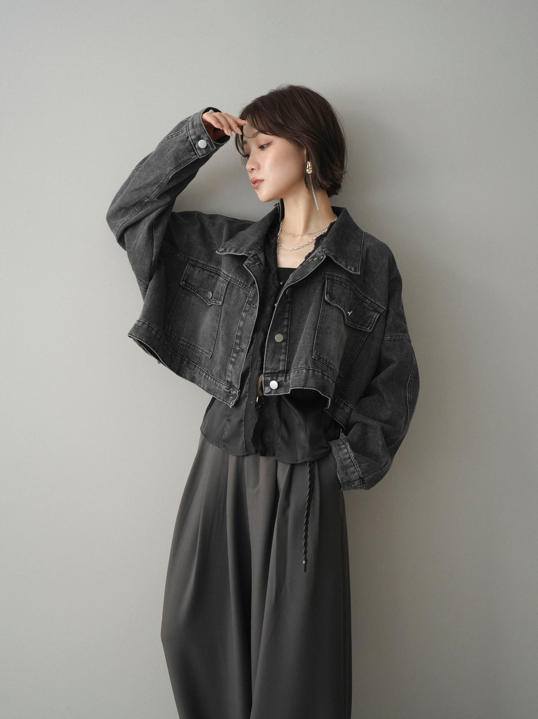 [SET]デニムショートシャツジャケット+ノースリサテンレースキャミソール+編み込みベルト付タックワイドパンツ(3set)