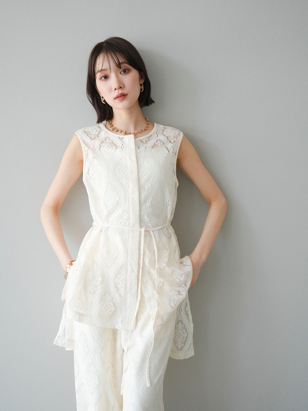 [SET] 緞面滾邊蕾絲無袖上衣 + 蕾絲疊穿休閒褲 (2件套)