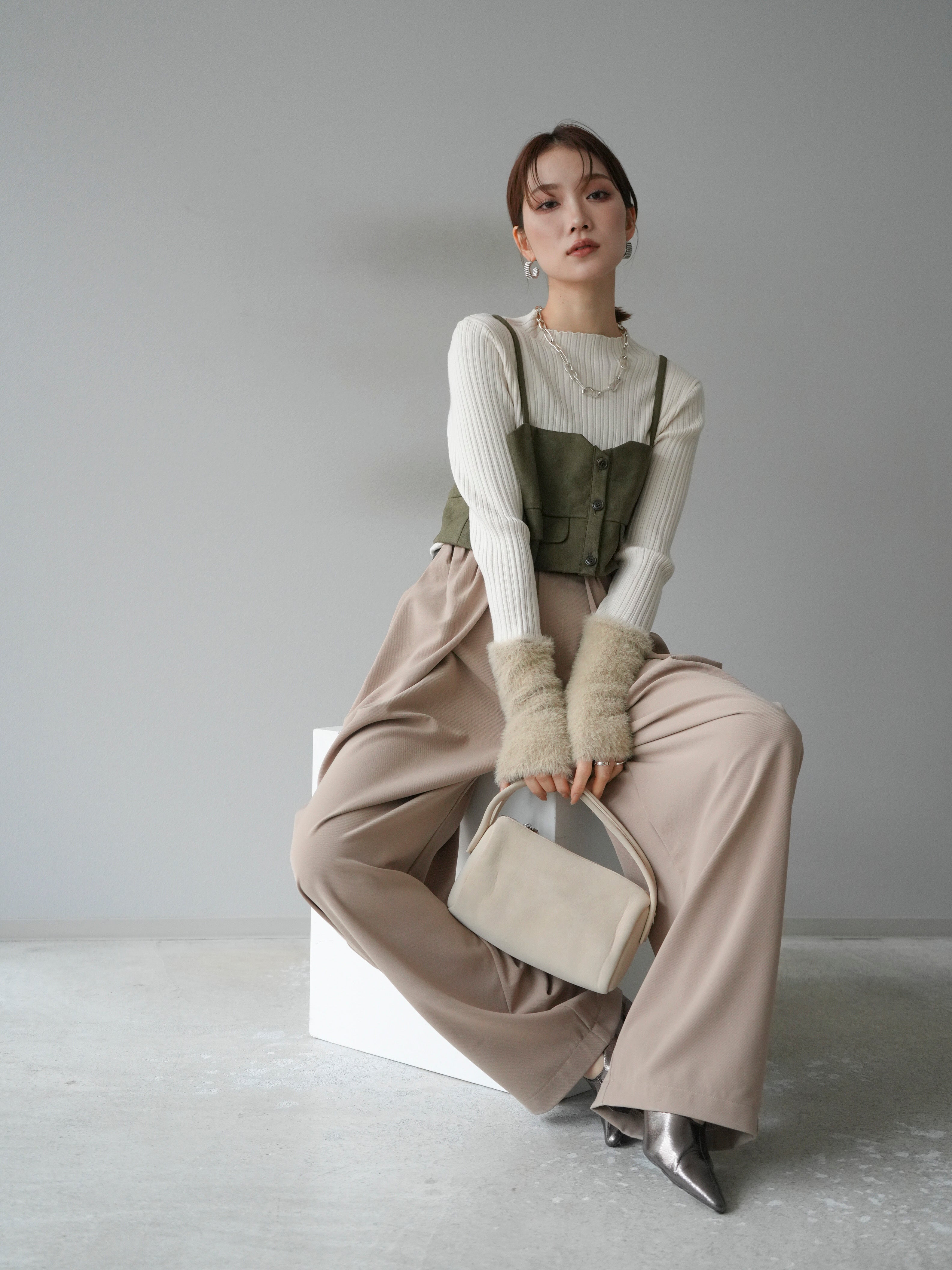 予約]スウェードビスチェ/カーキ – Lumier