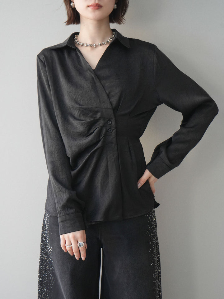 [予約]サイドギャザーアシンメトリーデザインサテンブラウス/black