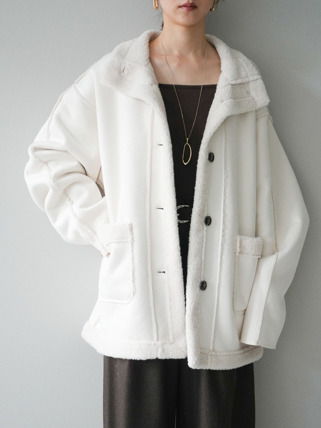 [SET]スタンドネックフェイクムートンミディアムコート+カップ付きバッククロスキャミソール(2set)