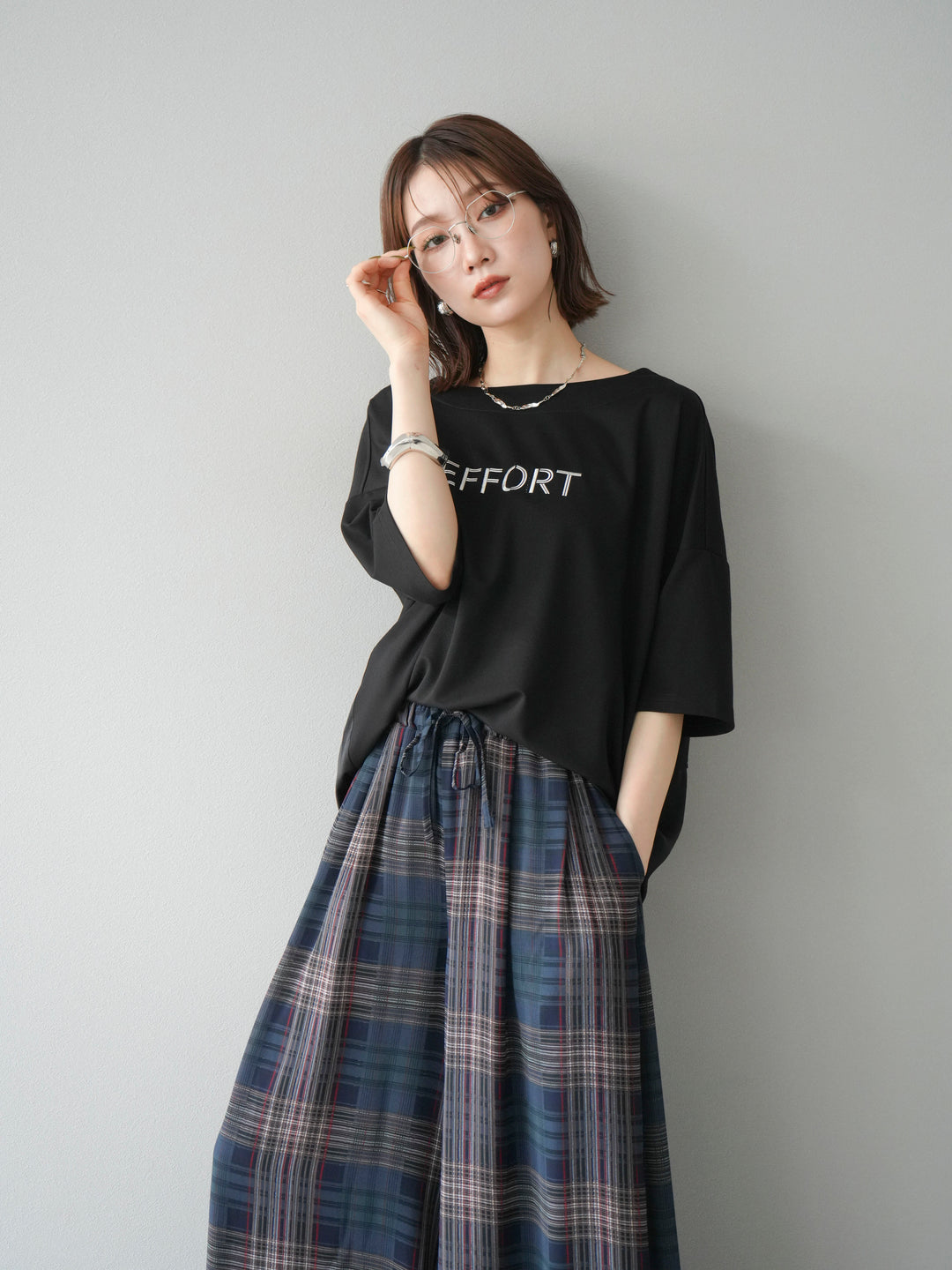 [套裝] 不同材質金屬標誌刺繡 x 印花T卹 + 透視格紋寬鬆褲（2 件套）