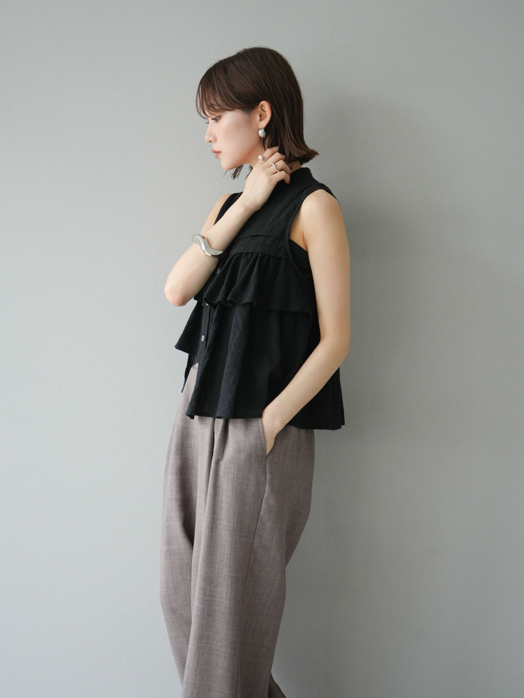 [予約]ドビーストライプアシンメトリーフリルノースリブラウス/ブラック