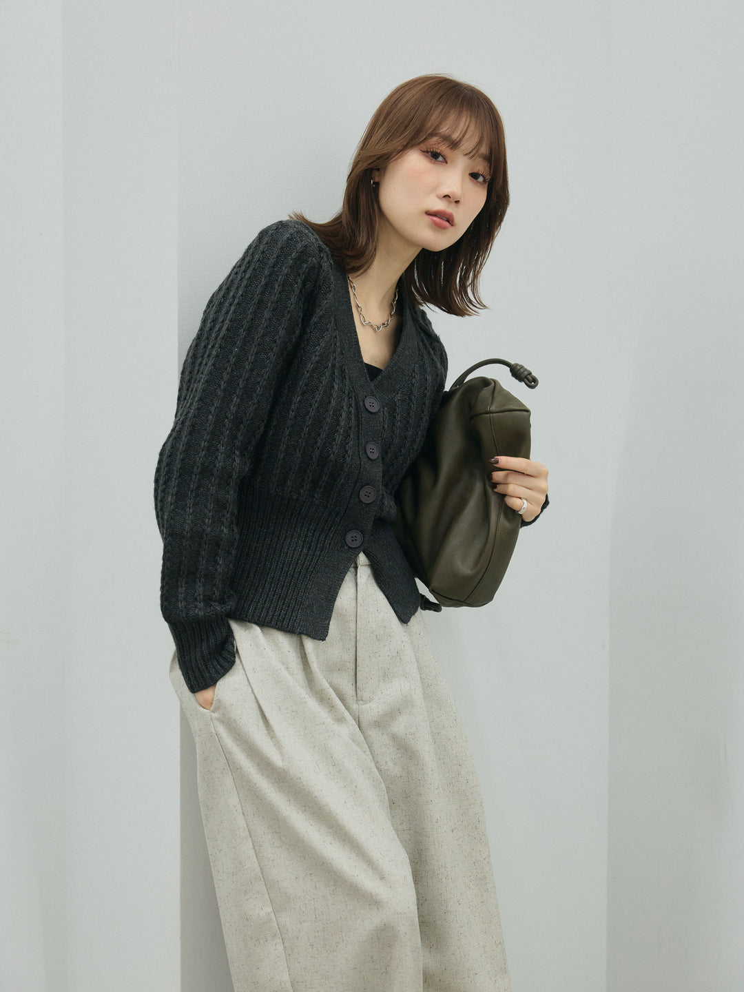 【Allure】[SET]編みこみVネックニットカーディガン+モックスカルゼサイドタックコクーンパンツ(2set)