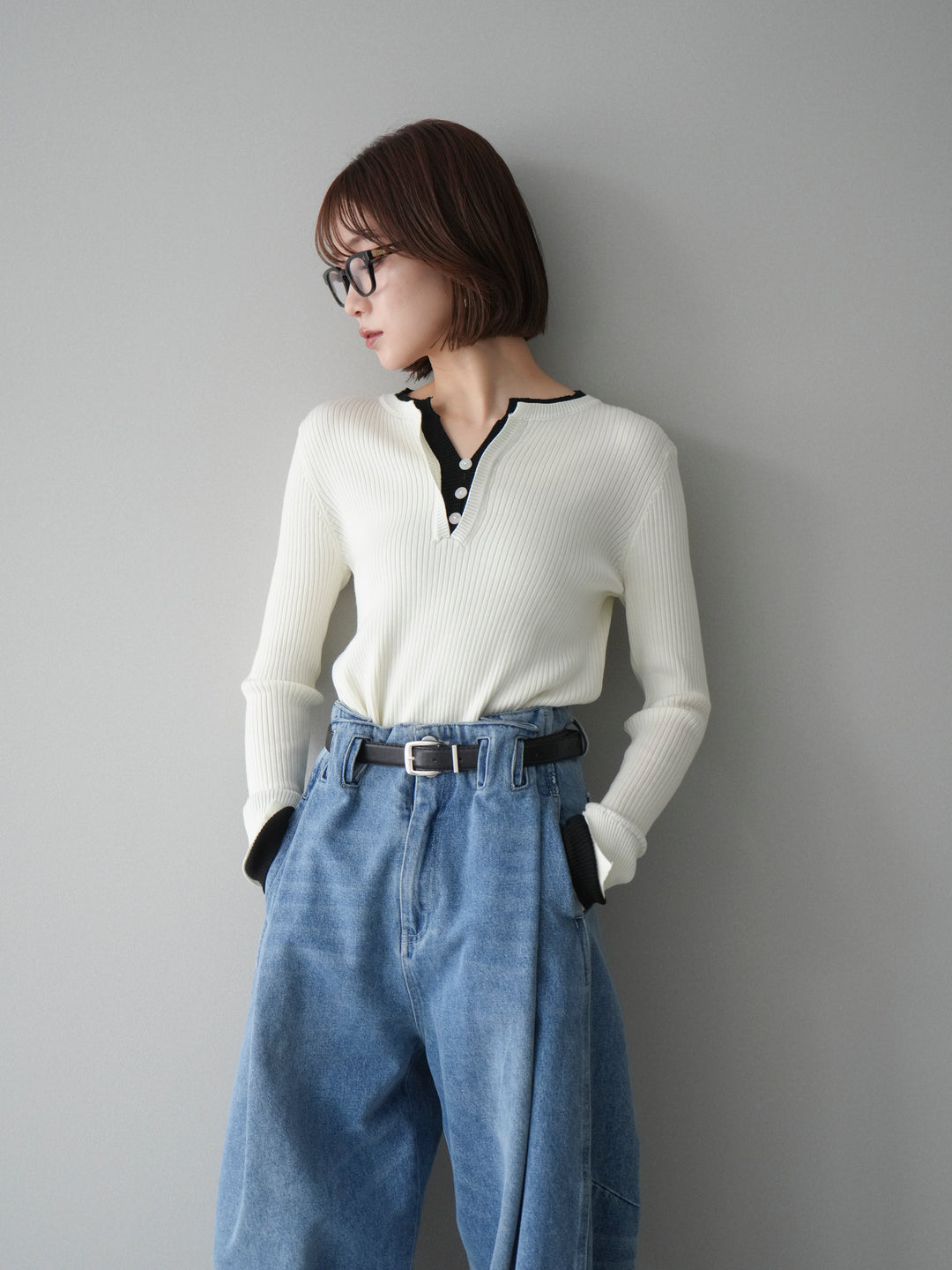 [SET]バイカラーキーネックリブニットトップス+ハイウエストベルトループデザインデニムパンツ(2set)