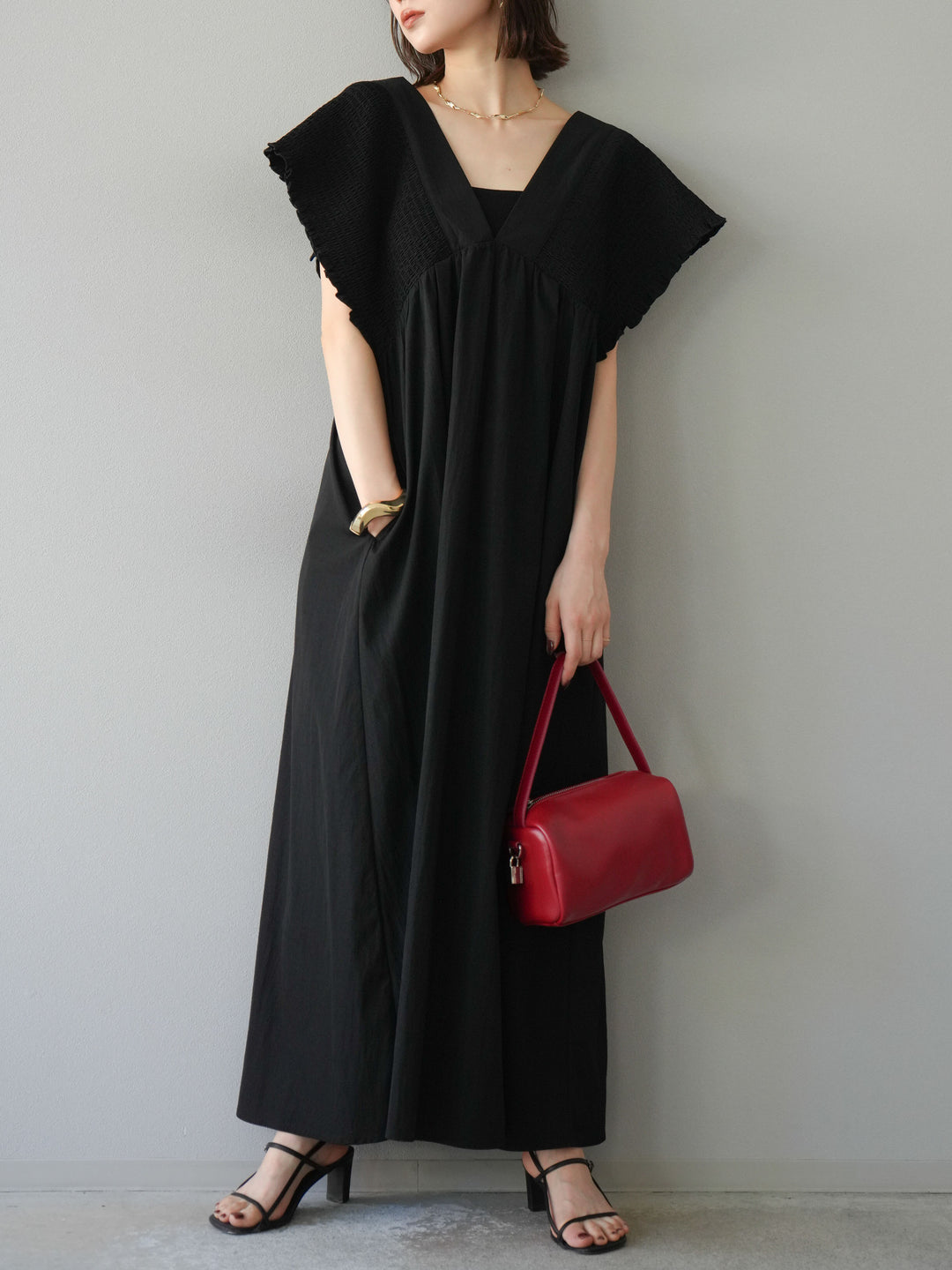 [予約]シャーリングVネックワンピース/ブラック