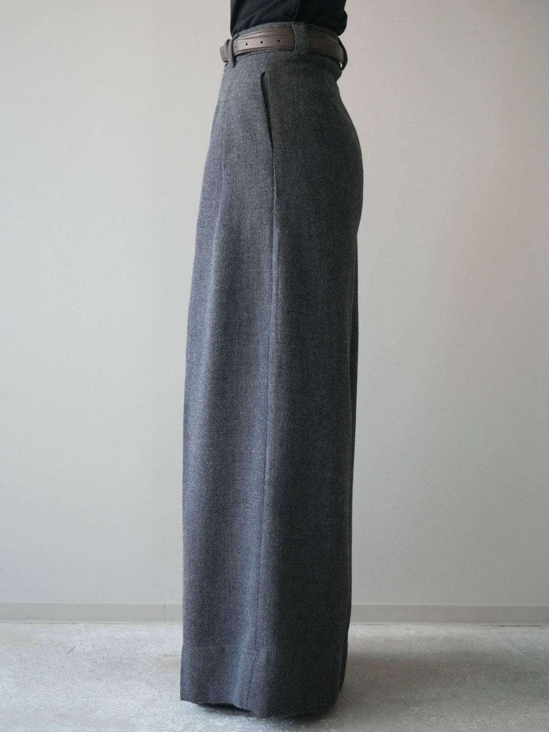[予約]ウールタッチベルト付ワイドパンツ/charcoal