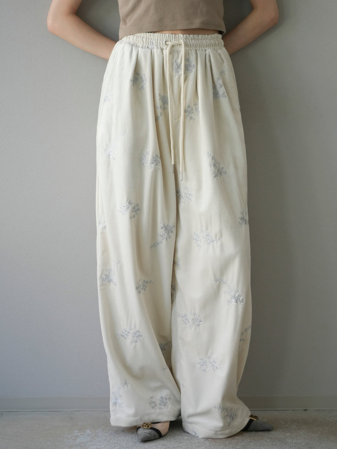[予約]ベロアフラワーエンブロイダリーイージーパンツ/エクリュ