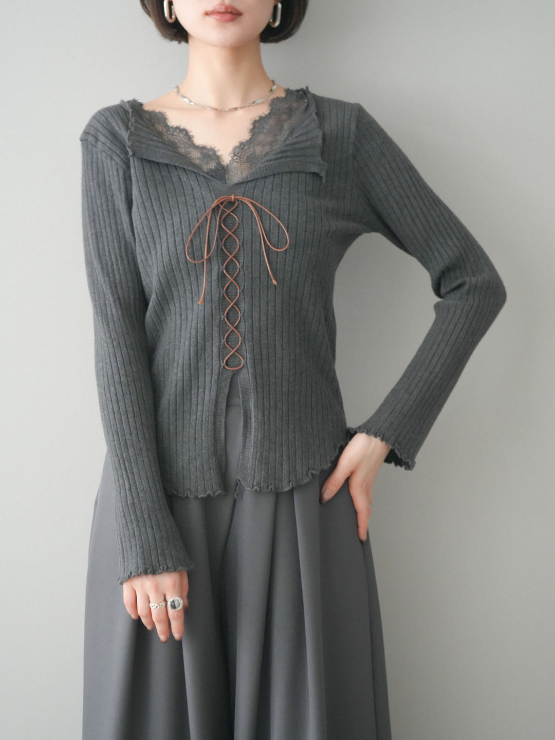 [予約]レースネックレースアップリブニットトップス/gray