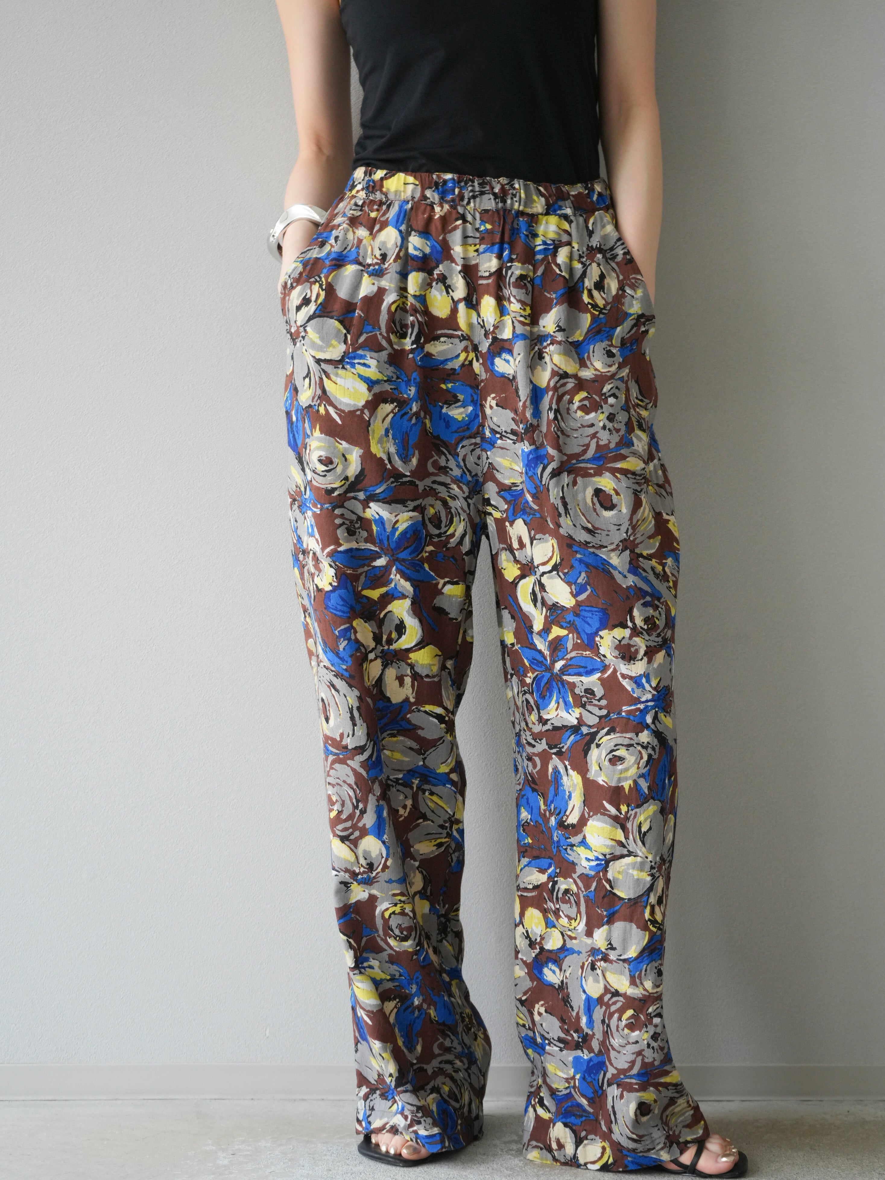 予約]レーヨンフレックススラブボタニカル柄ストレートパンツ