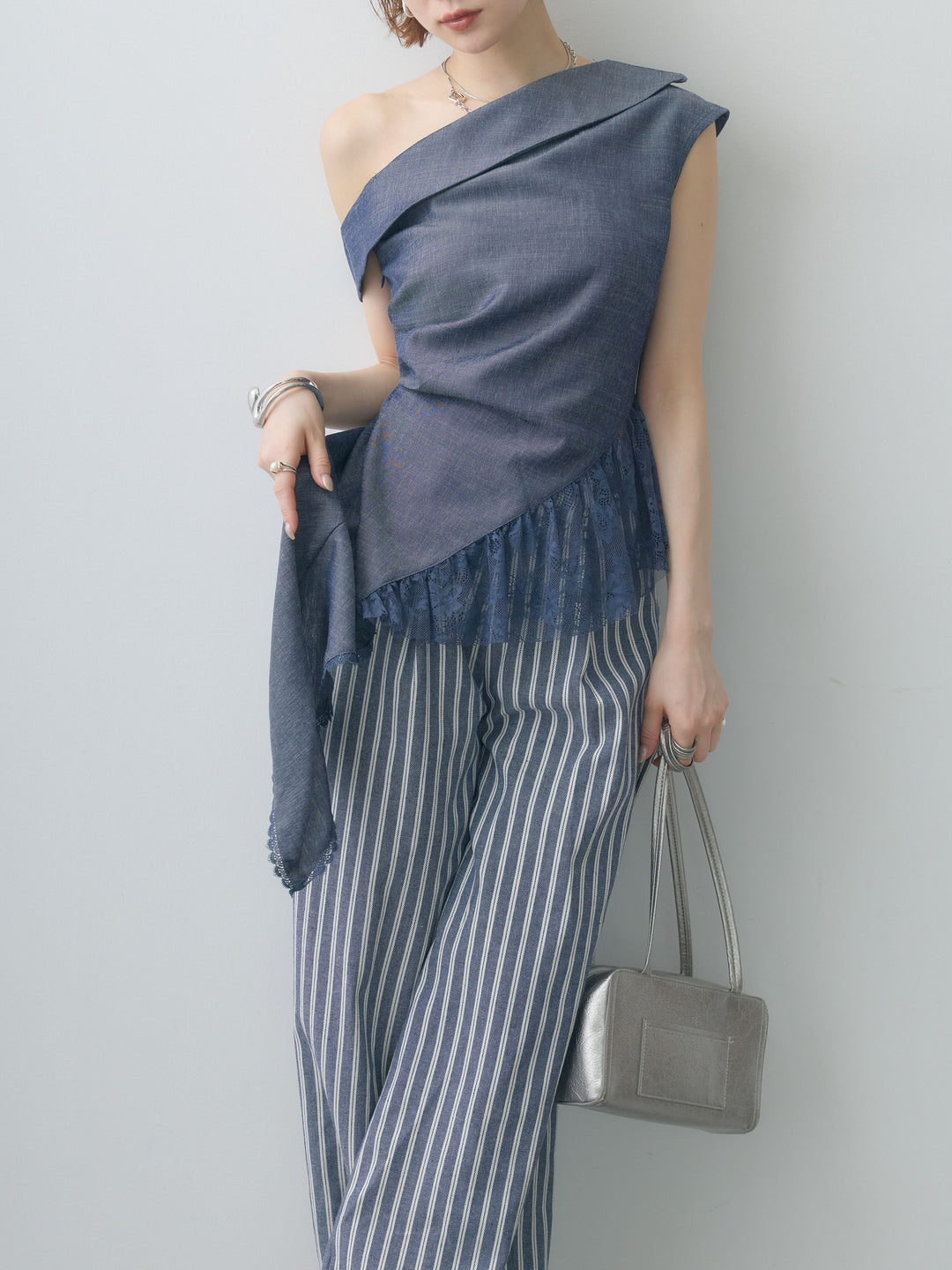 [予約]アシンメトリーラッフルレースヘムトップス/blue