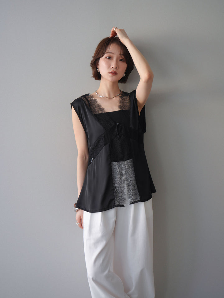 【預購】緞面交叉蕾絲上衣 / 黑色