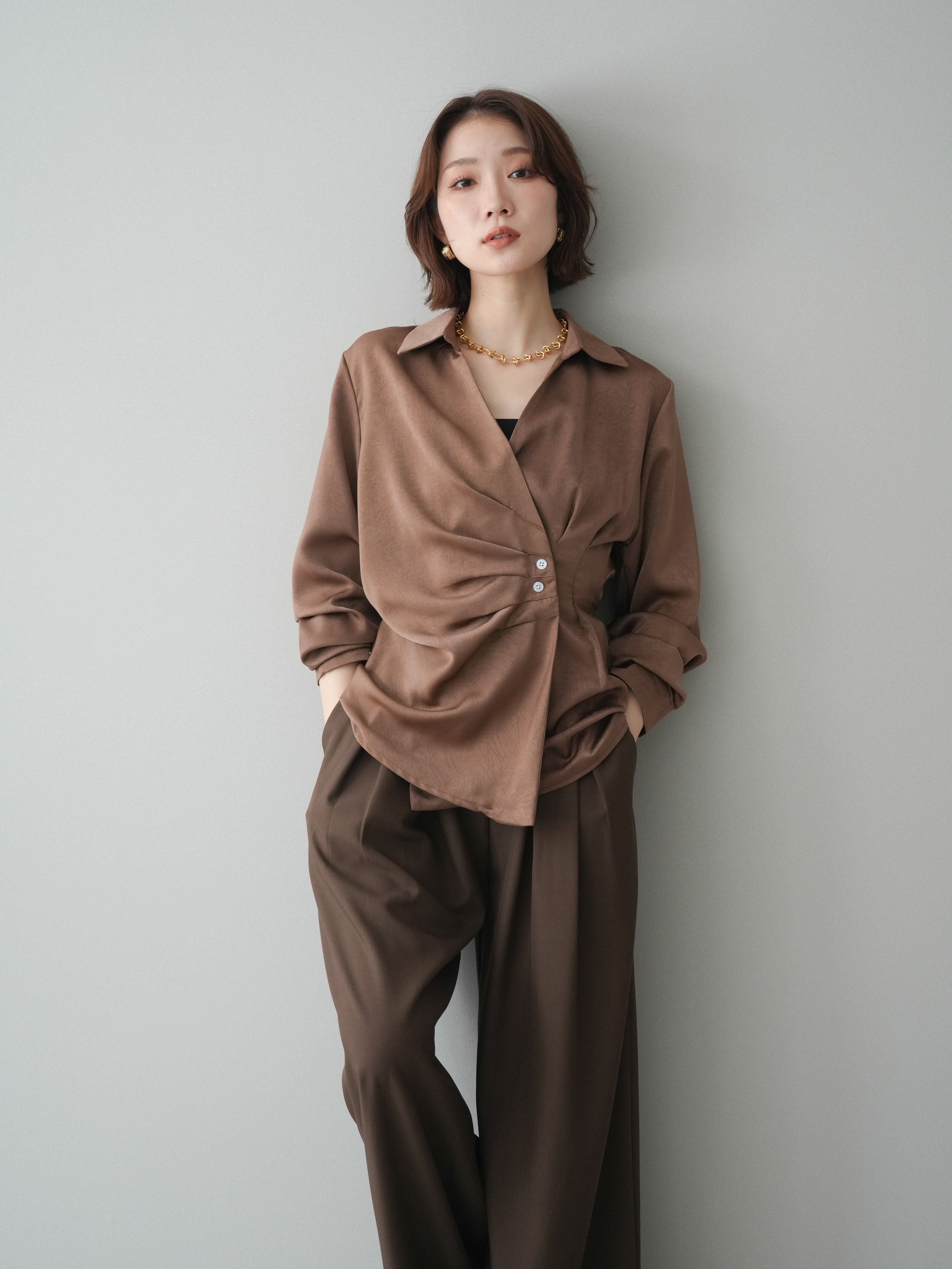 予約]サイドギャザーアシンメトリーデザインサテンブラウス/brown – Lumier