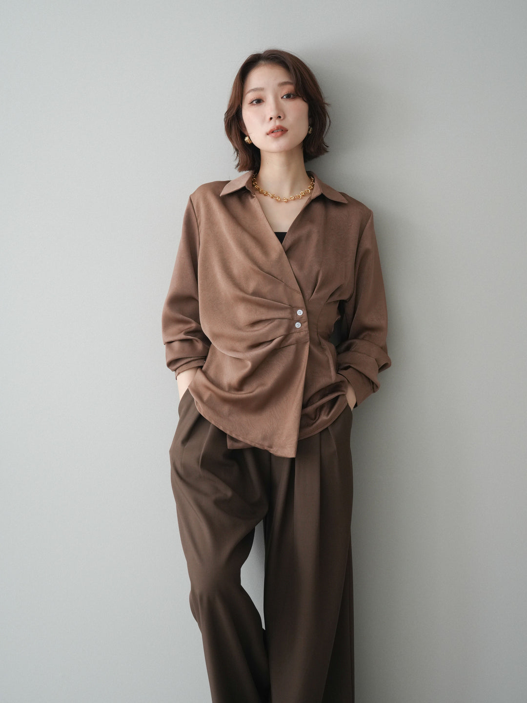 [予約]サイドギャザーアシンメトリーデザインサテンブラウス/brown