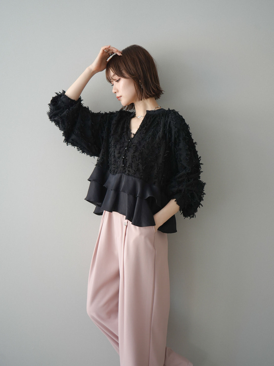 [予約]ジャガードぺプラムフリルブラウス/black