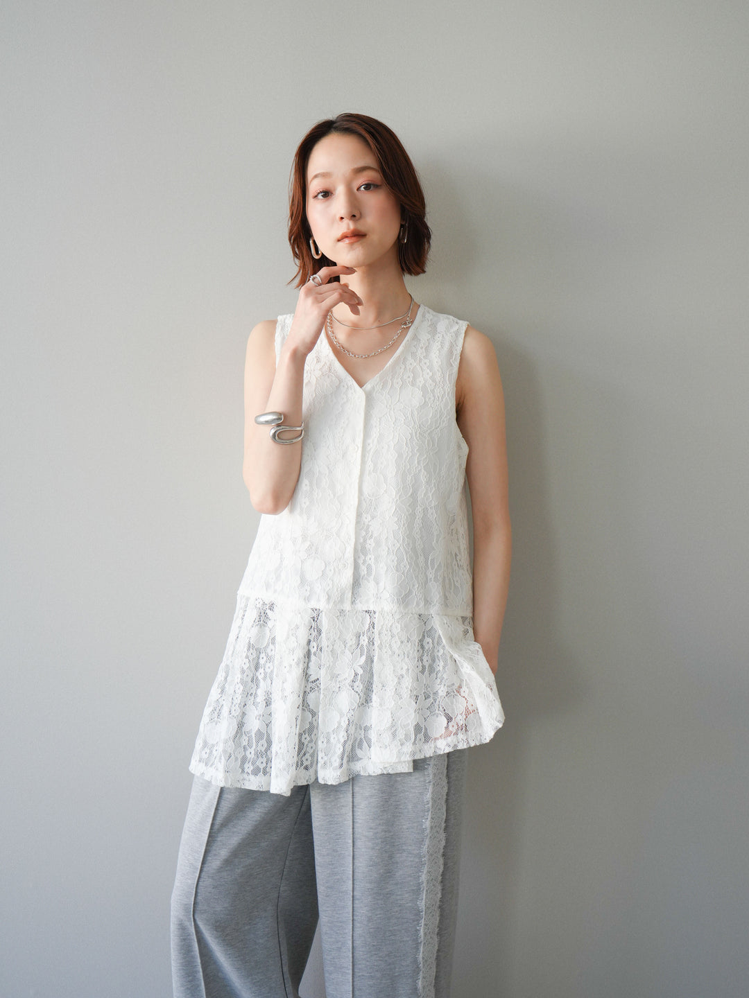 [予約]アシンメトリーレースプリーツベスト/white