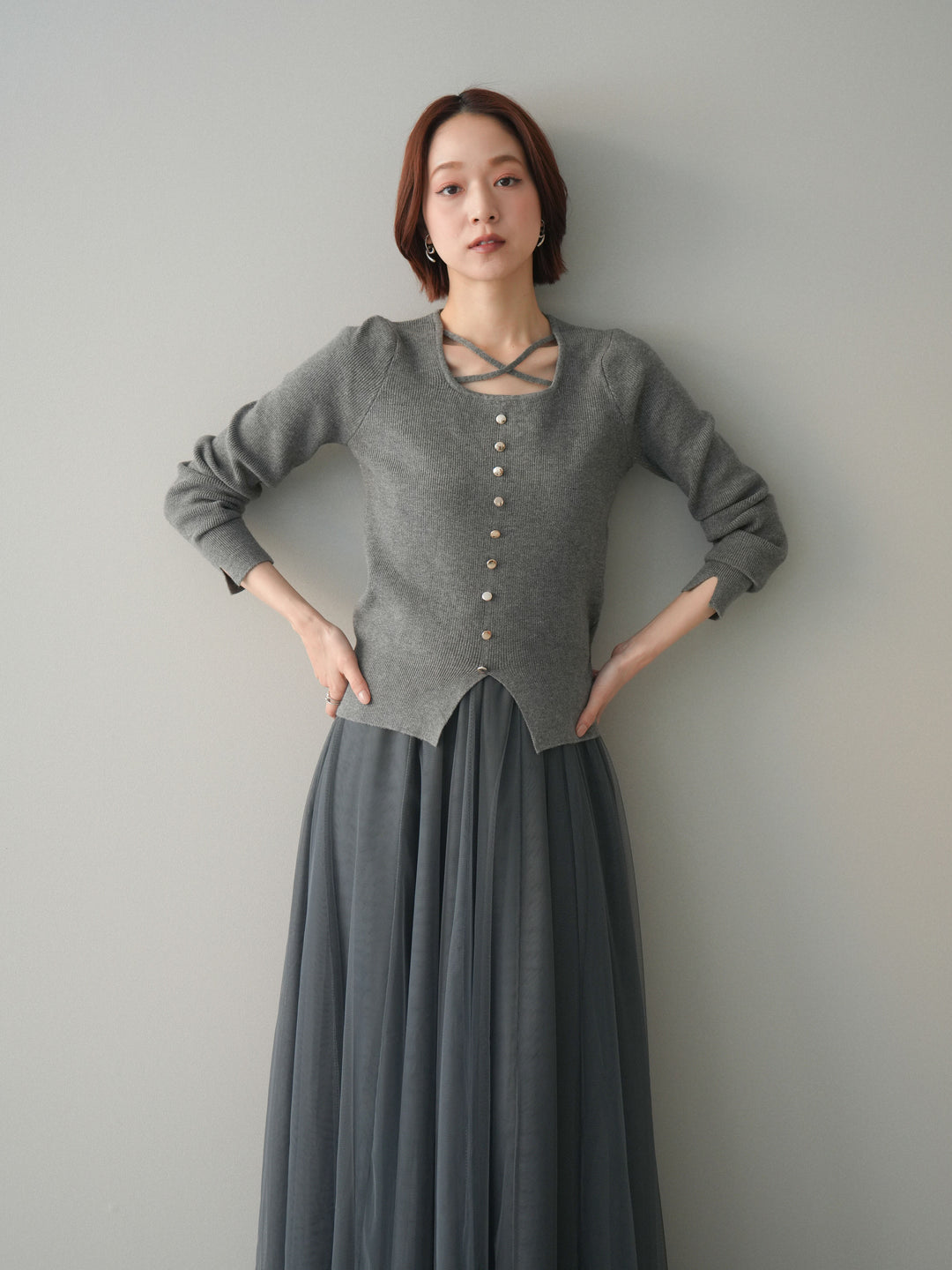 [予約]クロスデザインネックシルバーボタンニット/gray