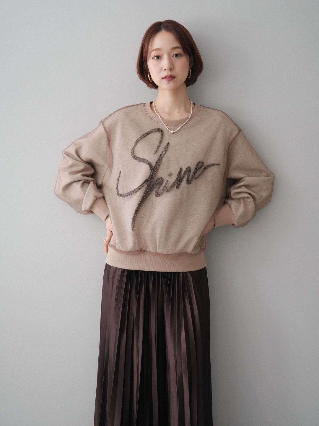 [SET]チュールレイヤードロゴスエットプルオーバー+サテンプリーツマキシスカート(2set)