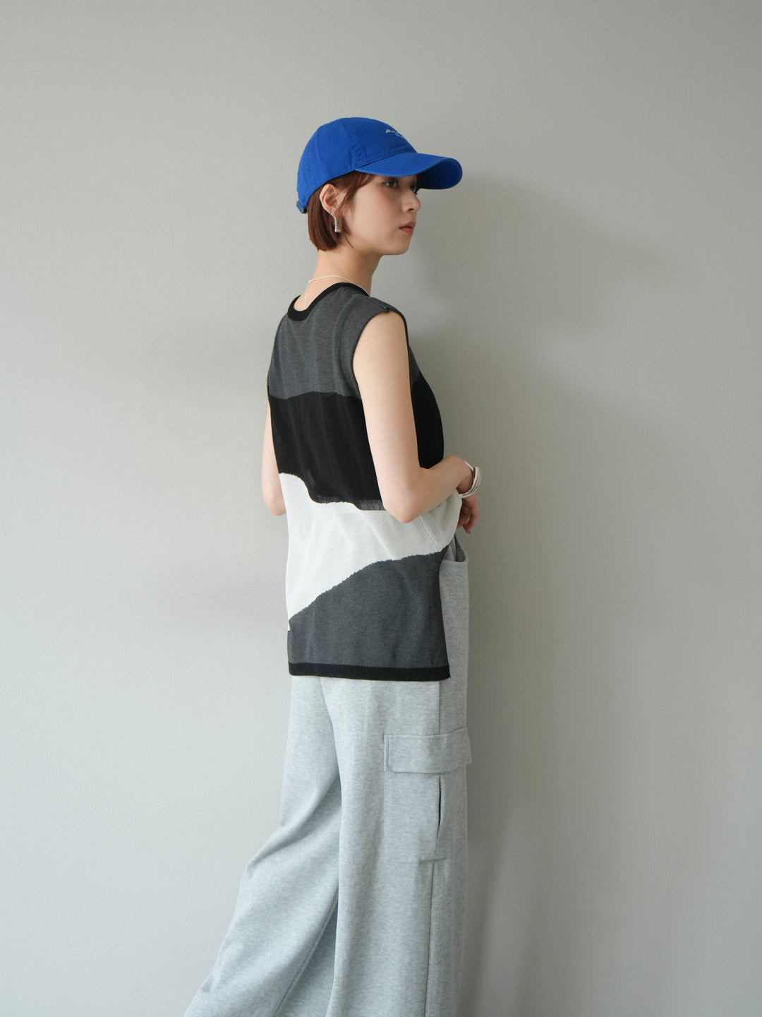 [SET]バイカラーシアーニットノースリーブ+ウエストラインサイドポケットスウェットパンツ(2set)