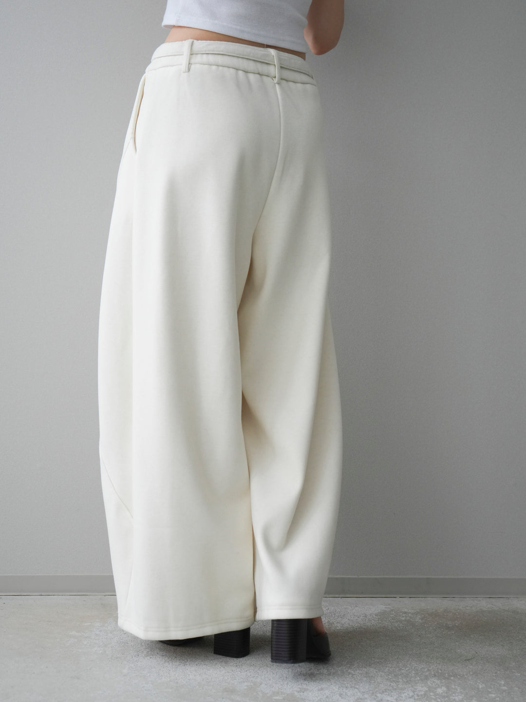 [予約]ウエストベルトカーブラインスエットパンツ/offwhite