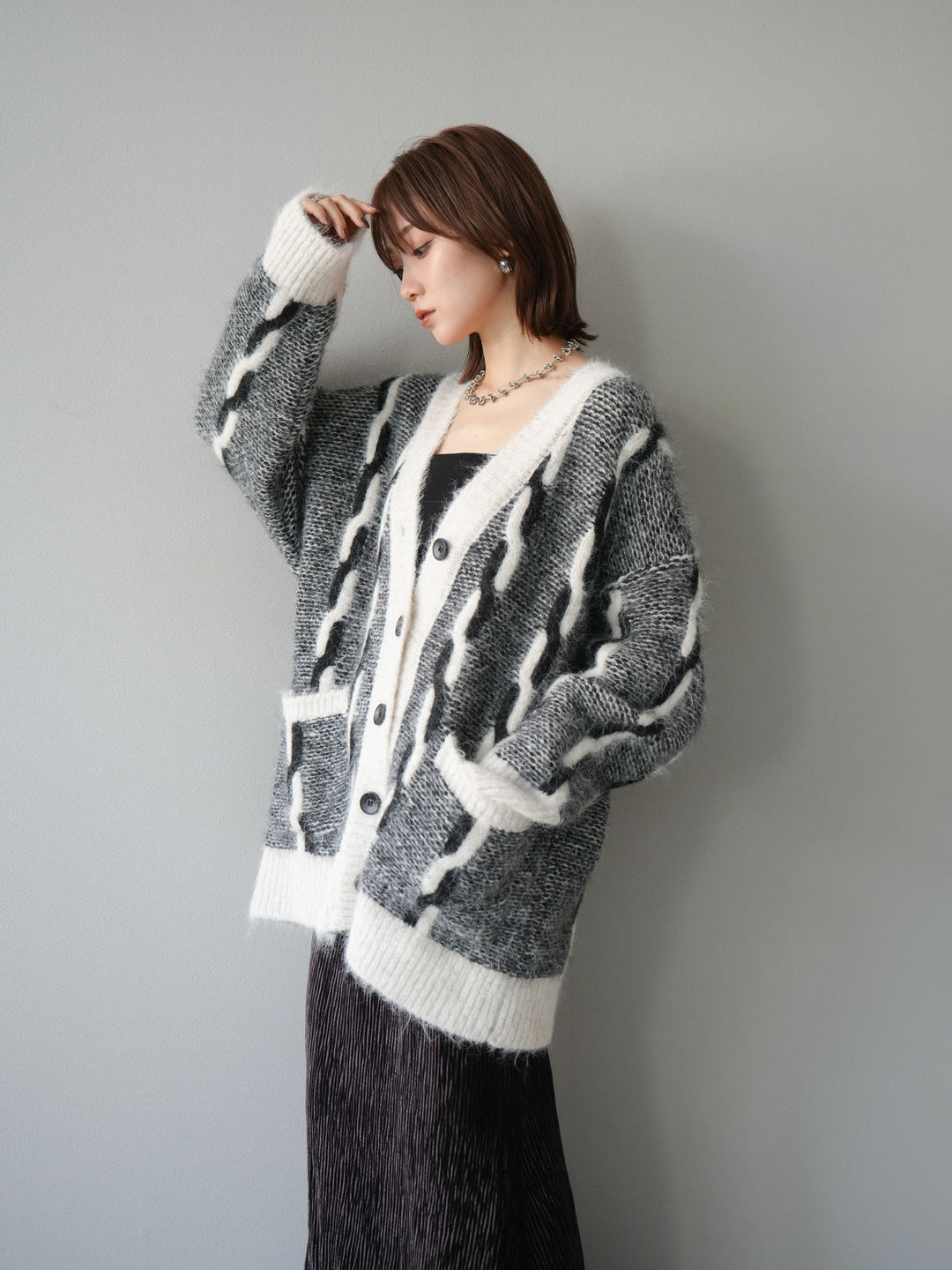 [SET]バイカラー編み込みデザインニットカーディガン+ベロアプリーツナロースカート(2set)