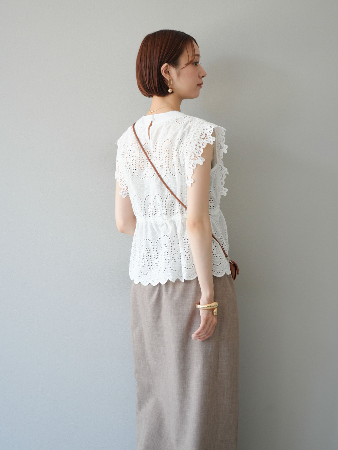 [SET] 扇貝刺繡蕾絲上衣 + 亞麻質感拉鍊開衩緊身裙（2件套）