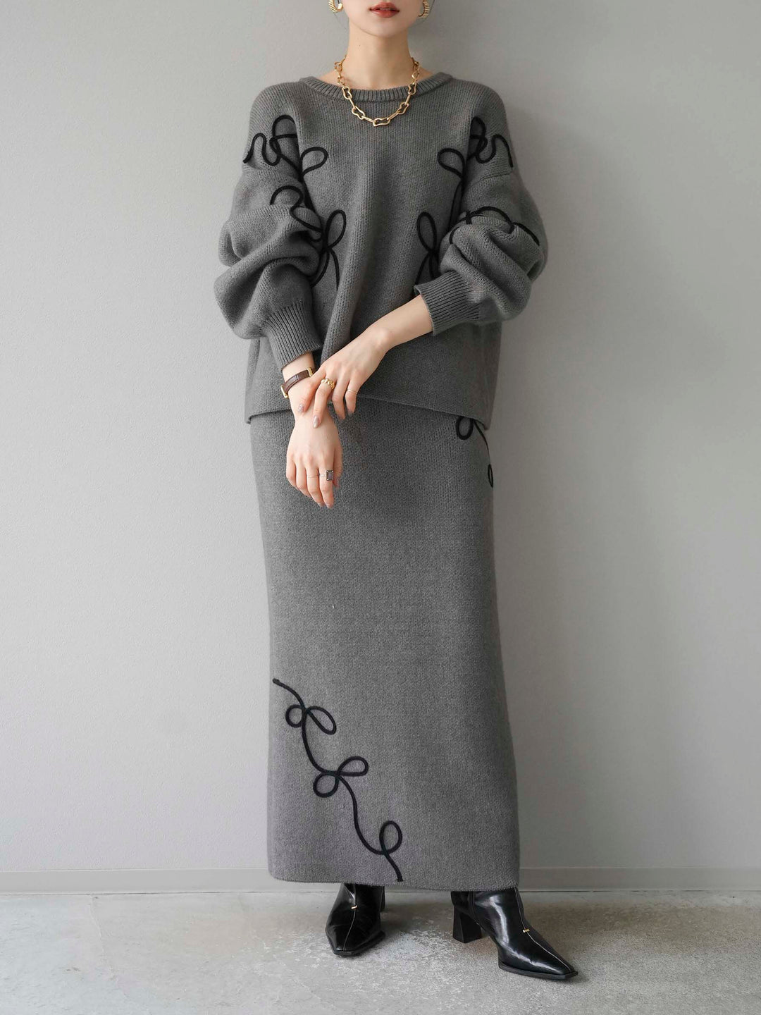 [予約]コード刺繍Iラインニットスカート/チャコール