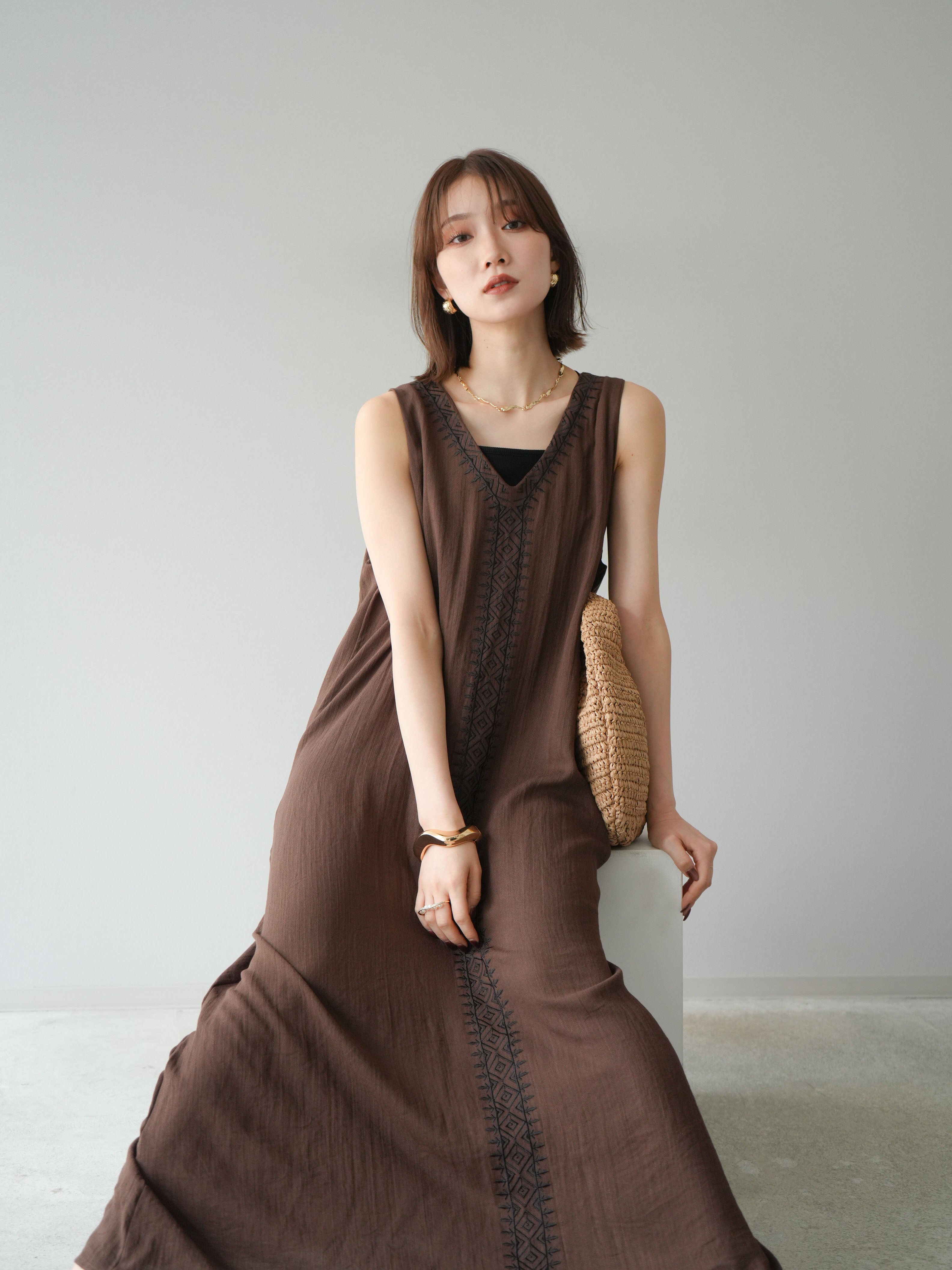 予約]刺繍Vネックワンピース/ブラウン – Lumier