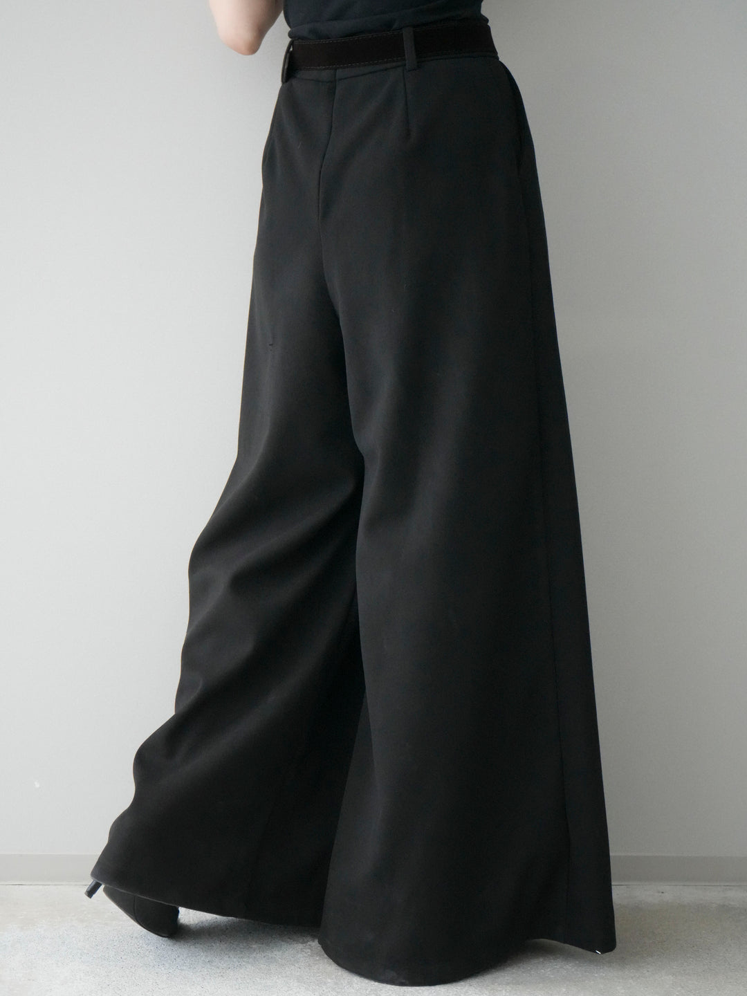 [予約]ベルト付きフロントタックワイドパンツ/black