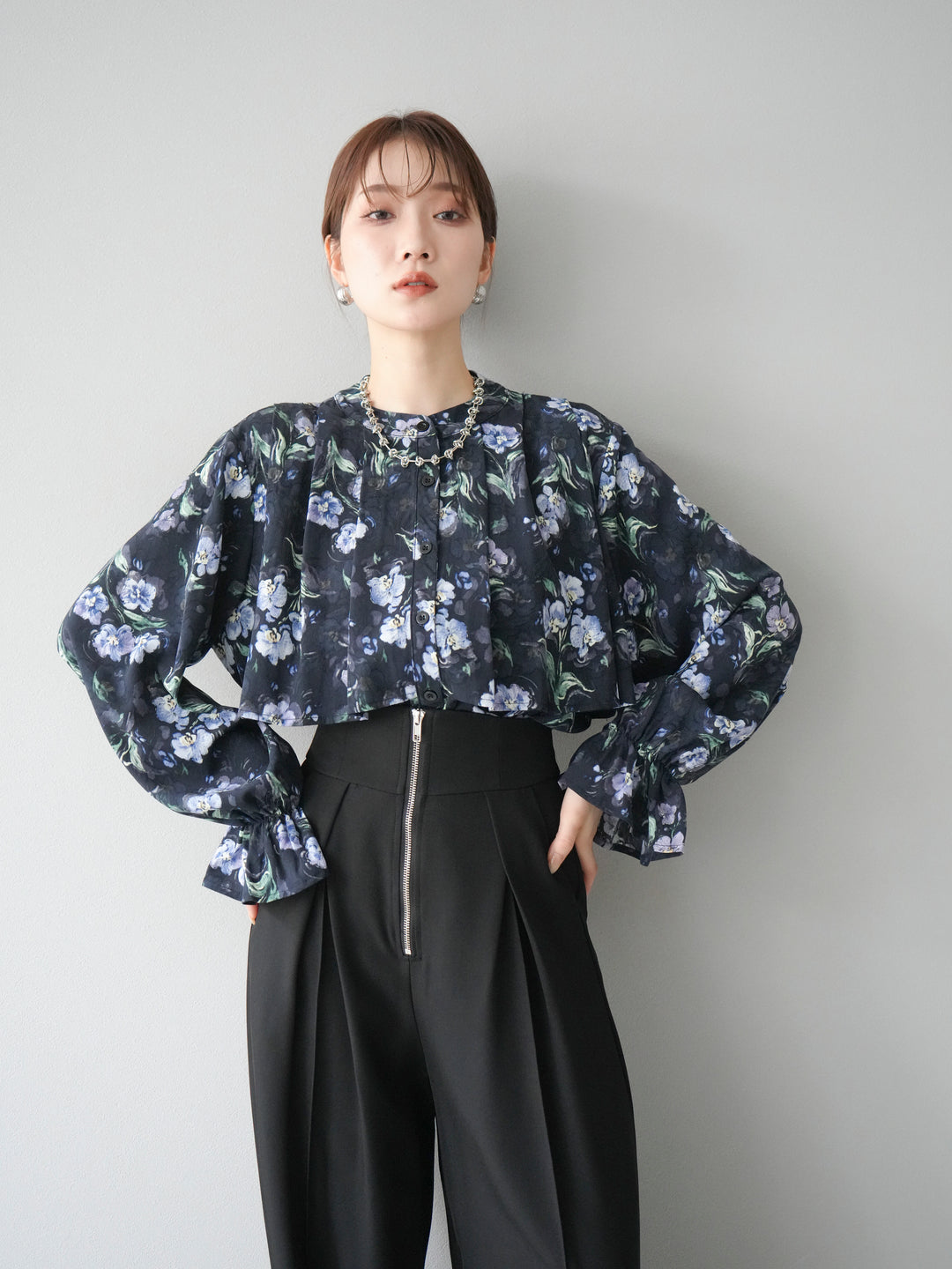 [予約]フラワーフリルブラウス/ネイビー
