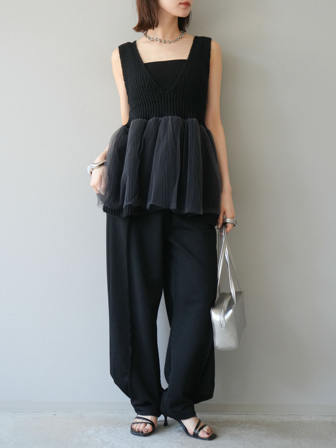 [SET] 薄紗層疊荷葉邊針織背心 + 兩用設計運動褲（2 件組）