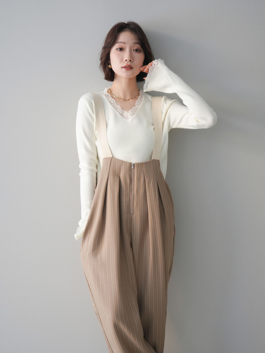 [予約]レースドッキングVネックニットトップス/white