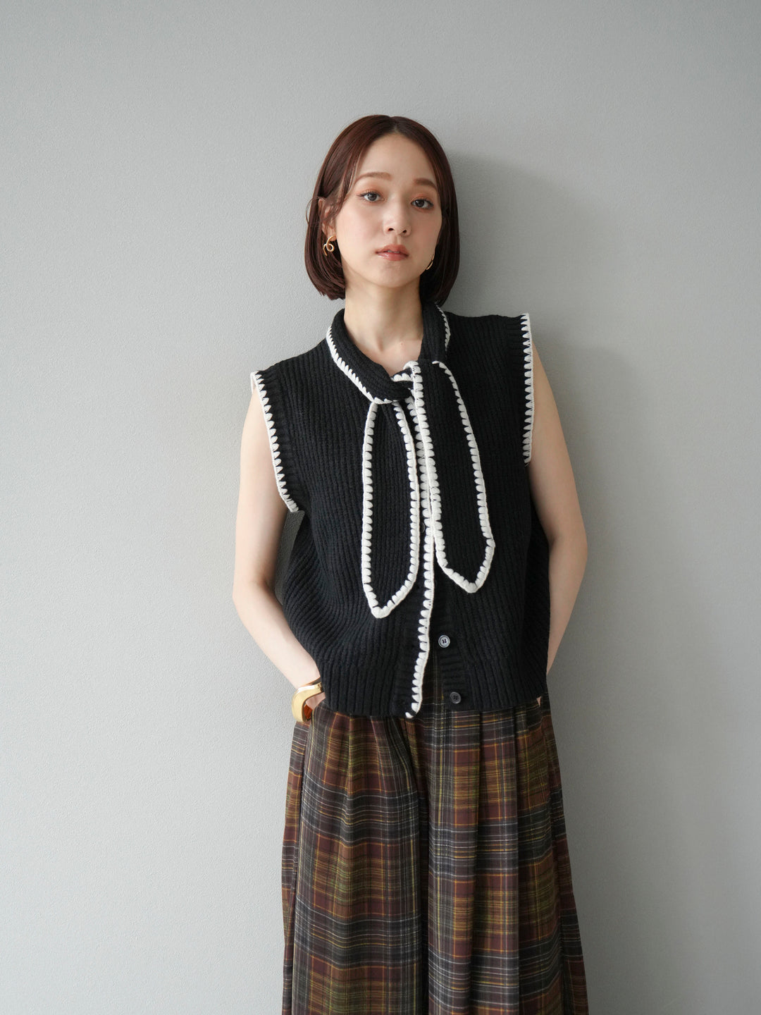 [予約]ステッチデザインボウタイニットベスト/ブラック